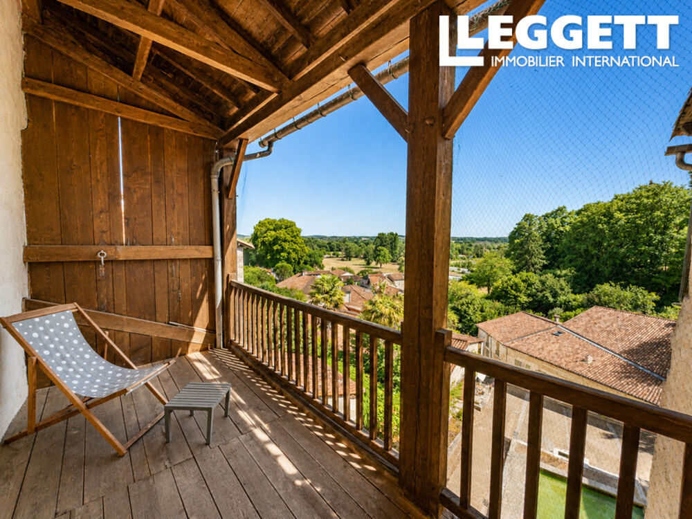 Jolie maison de bourg offrant une vue exceptionnelle, trois balcons, garage, grotte et une source naturelle.