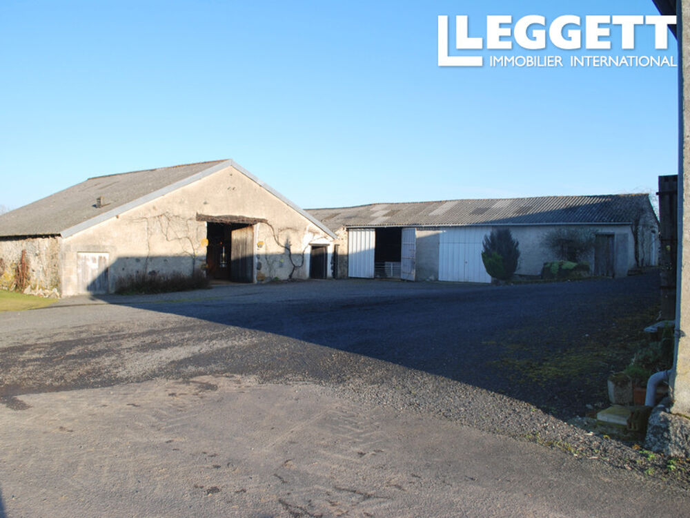 Vente Maison Ferme à rafraîchir avec dépendances sur 31ha de belles terres bordées par une rivière. Adriers