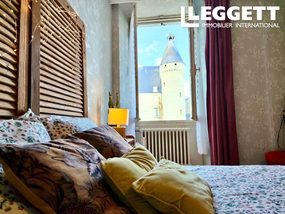 Maison en pierre de 180 m²+ vitrine 45 m2, vue sur château, 5 chambres, dépendances et terrain clos de 600 m².