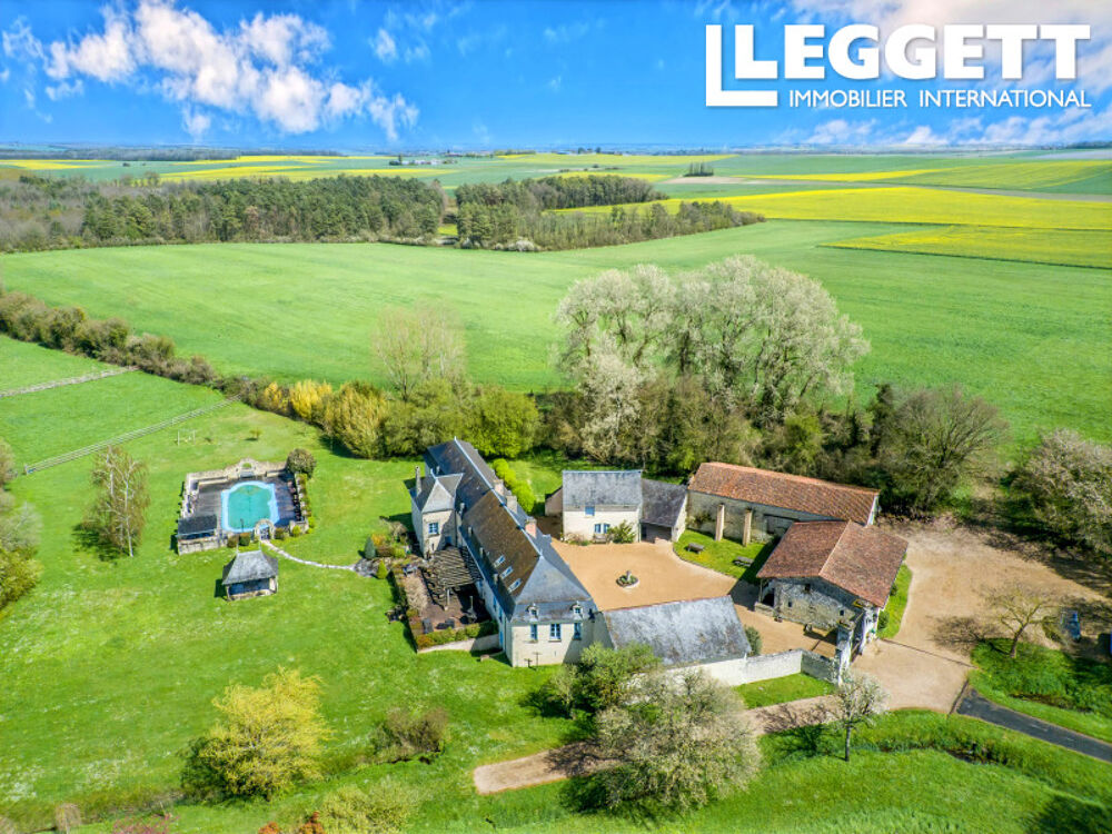 Vente Maison Beau manoir avec maison d'amis et grange annexe, cour et jardin avec piscine, prés et terres. Maulay