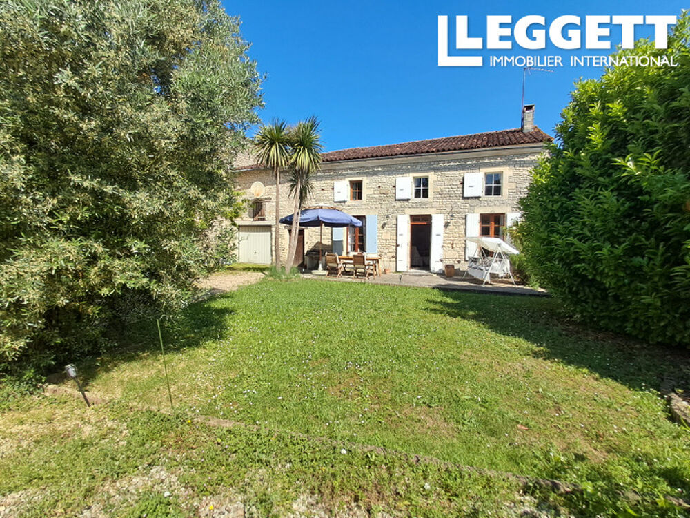 Charmante maison de village avec un grand salon, une cuisine avec coin repas, 3 chambres, 2 salles de bains