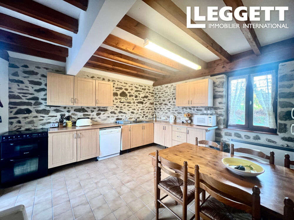 Un joli cottage en pierre avec quatre chambres et un jardin attenant offrant une vue agréable.