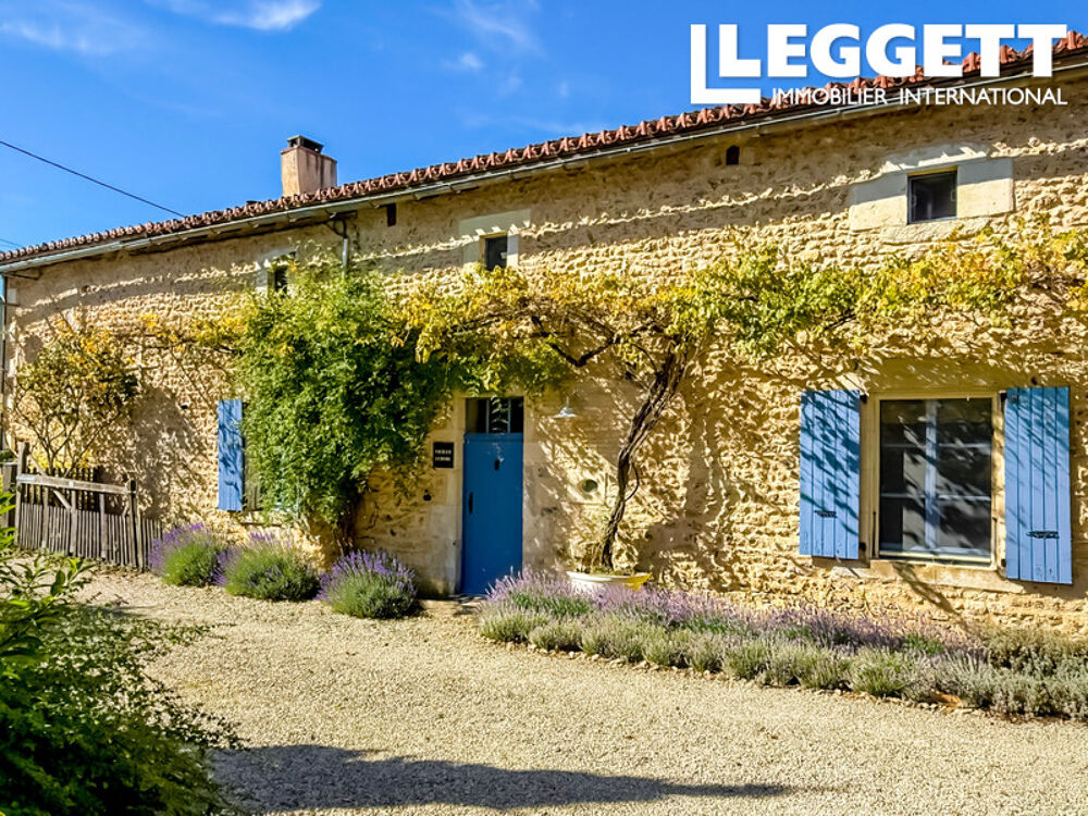 Vente Maison Maison en pierre comprenant trois chambres avec salle de bains attenante, jardin et dépendances La chapelle-bÂton