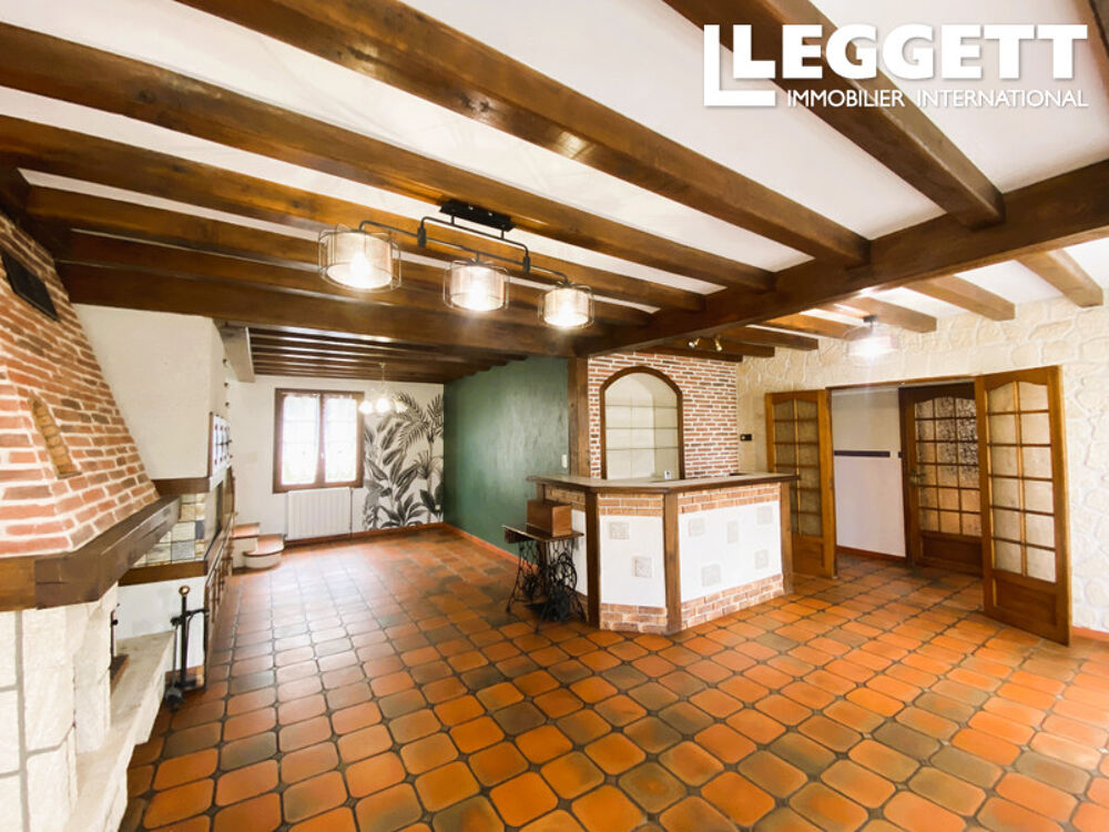 Superbe maison de village individuelle de 3 chambres avec garage en sous-sol, grand jardin et allée.