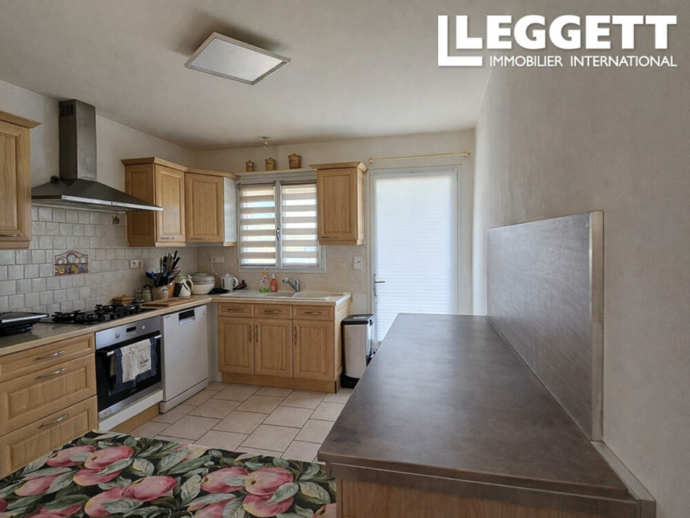 Vente Maison Belle villa en plain pied divisable en deux logements séparés, dépendances et jardin de 2968m² Saint-quentin-de-chalais