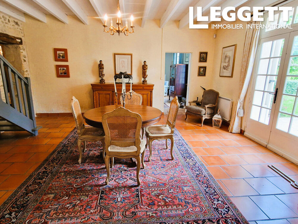 Vente Maison Magnifique maison de 5 chambres avec dépendances, garage et piscine et un jardin de 1,3 hectares Saint-christophe-de-double