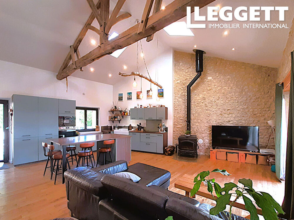 Maison rénovée de plain-pied : 3 chambres., séjour/cuisine ouverte, garage, jardin, terrasse et bois.