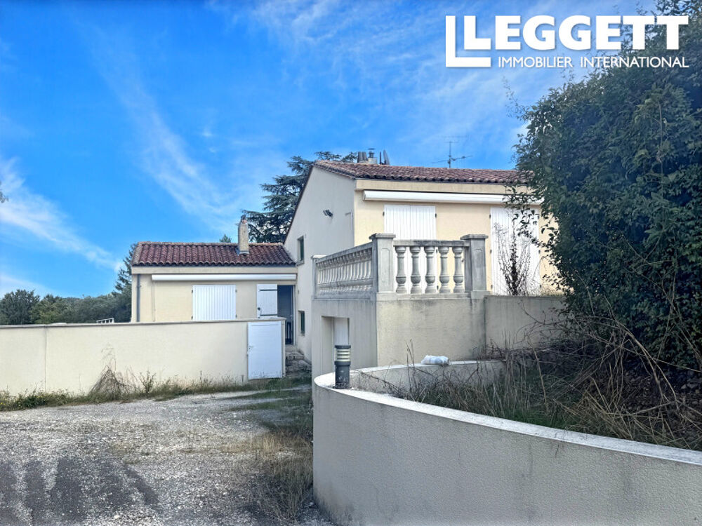 Grande propriété de caractère comprenant deux habitations, l'une avec piscine proche de Cognac.