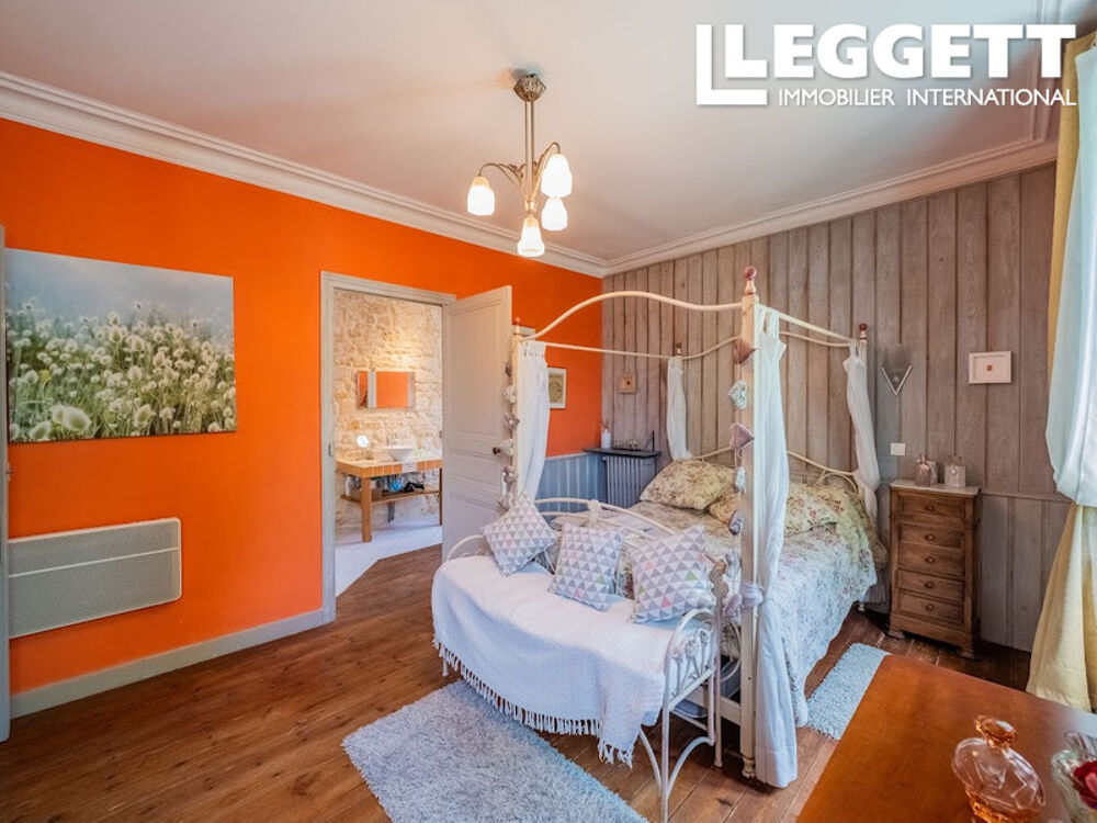 Vente Maison Maison de ville à Pons, à côté de la rivière. Superbement rénovée divisée en chambre d'hôtes et appartment. Pons