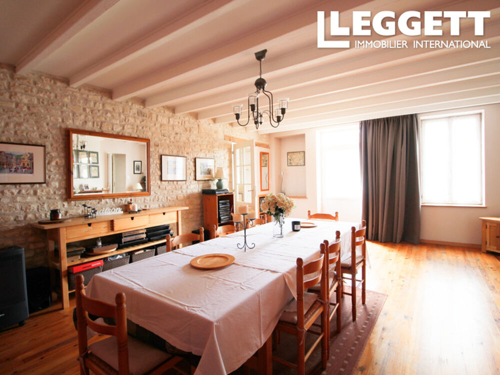 Grande maison familiale pleine de charme avec 6/7 chambres, piscine, porche en pierre, jardin et dépendances