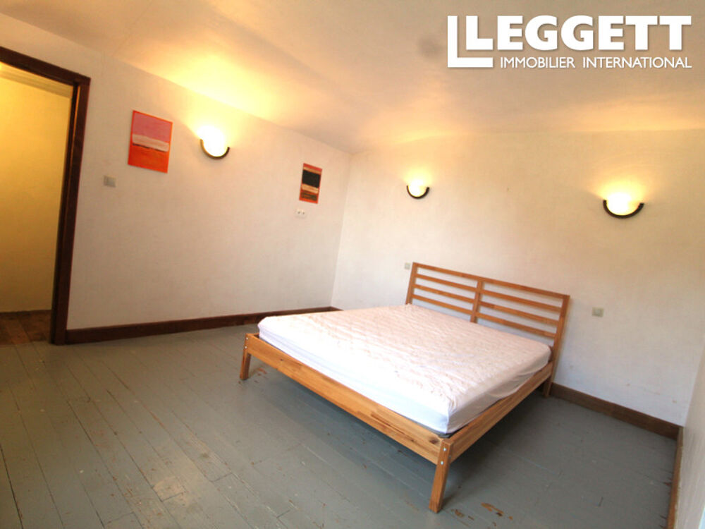 Maison d'une chambre offrant de magnifiques possibilités d'agrandissement grâce à plusieurs granges attenantes