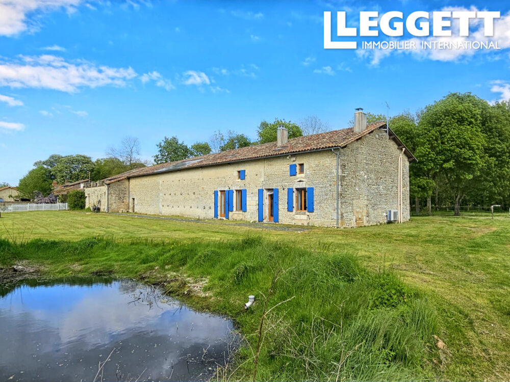 A 20 min de Niort, lot de 3 habitations de 105/105/ 75m², 7 chambres avec dépendances et terrain de 6800 m²