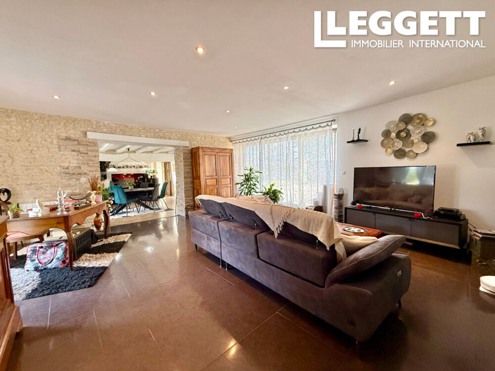 Vente Maison Sud Val de Loire : maison en pierre, dépendances, 3 chambres dont 1 de plain-pied, terrain clos de 3 300 m². La roche-rigault