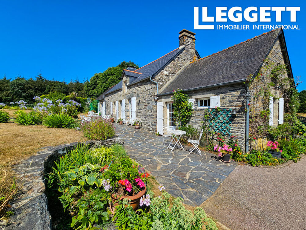 Rarissime en Bretagne : longère de charme avec quatre chambres et son propre lac privé.