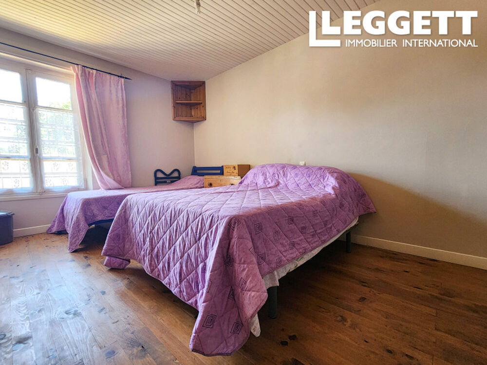 Maison en pierre avec seconde maison à rénover, granges et terrain de 6 382 m² près de Bussière-Poitevine