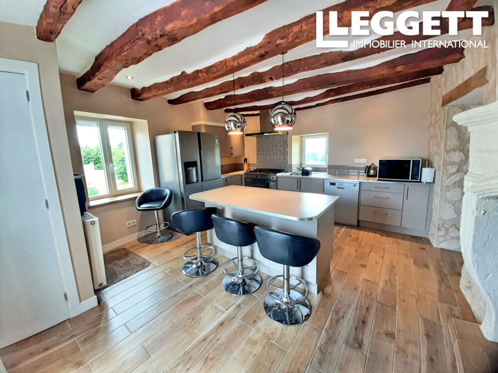Maison rénovée et gîte avec garage/atelier et vue imprenable sur la campagne. À proximité de Verteillac.