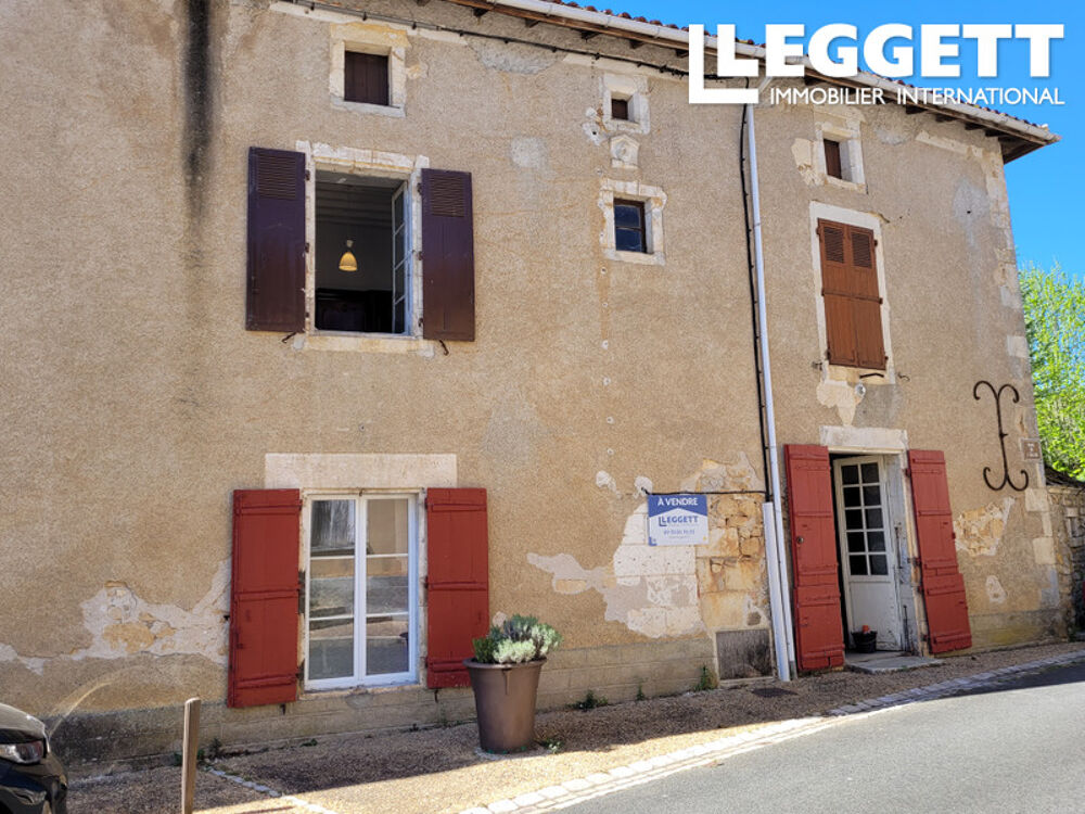 Spacieuse maison dans le charmant centre du village, 6 chambres, 2 salles de bains, garage, atelier et jardin