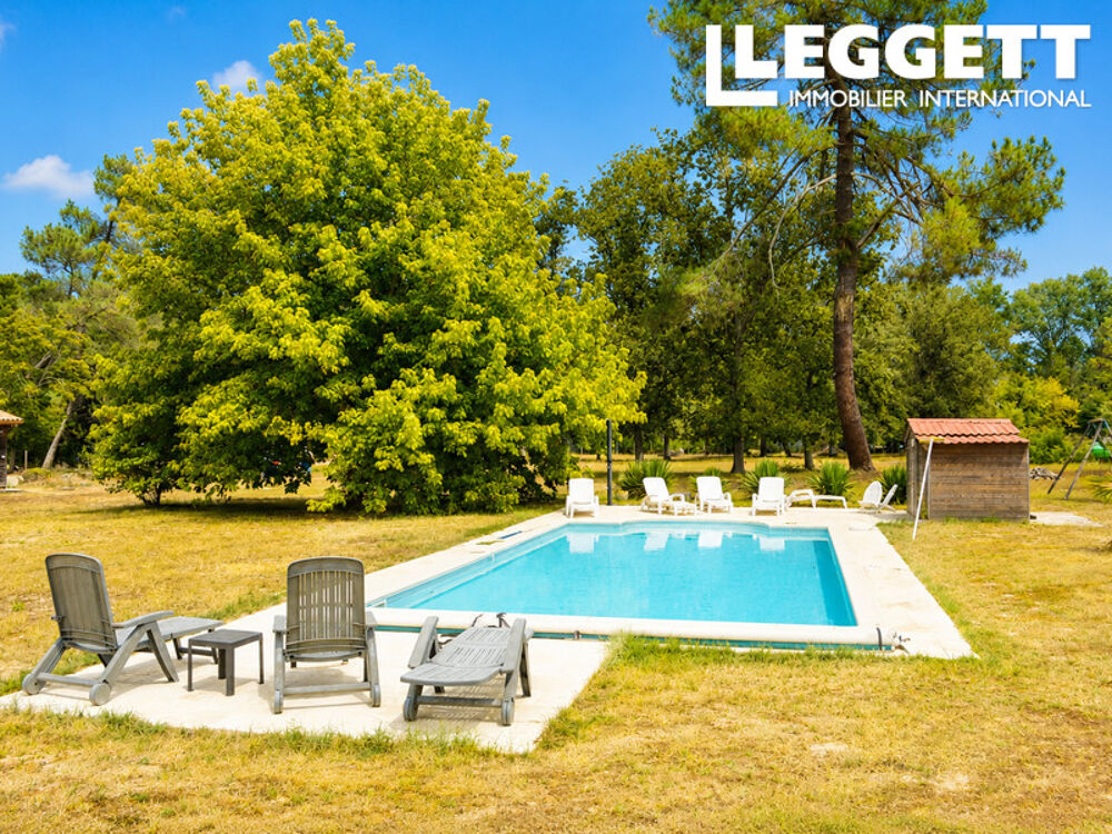 Maison en pierre avec deux chambres d'hôte et trois gîtes en activité. Jardin autour avec piscine.