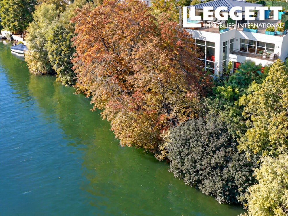 Maison d?architecte en bord de Seine, ponton privé et spa de nage, près de Paris ? 450 m² d?espaces intérieurs