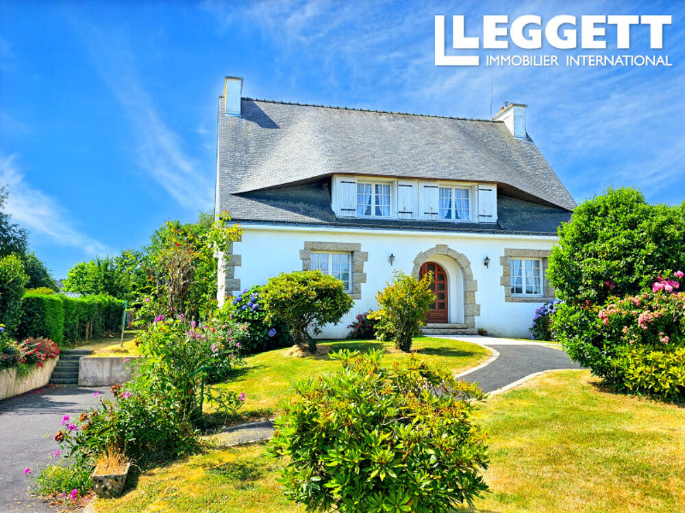 Maison de trois chambres avec terrain constructible dans le centre du village, près de Pontivy.