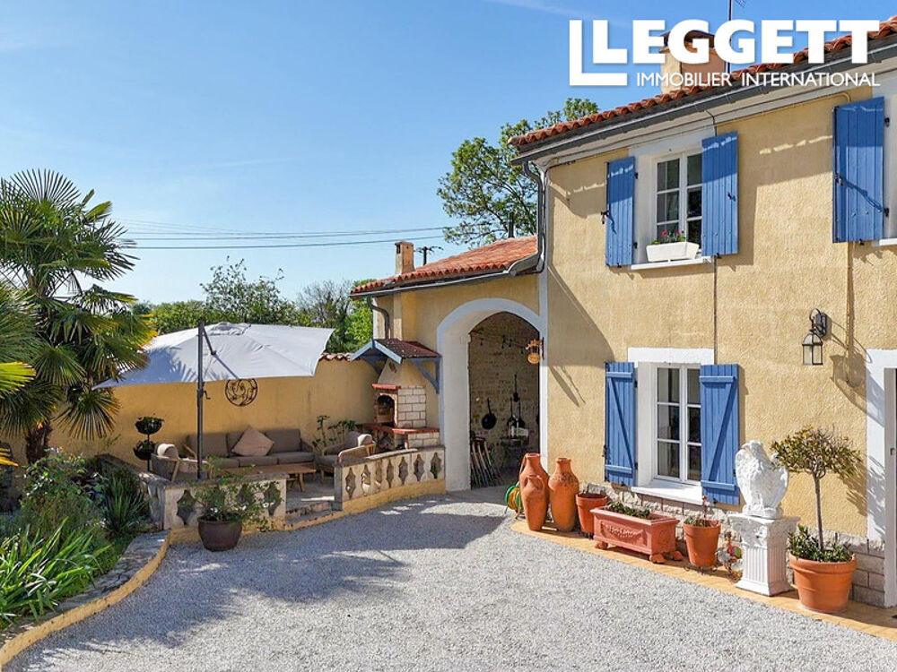 Maison individuelle de 4 chambres & 2 salles de bains. Espaces exterieur couvert, jardin et dependances .