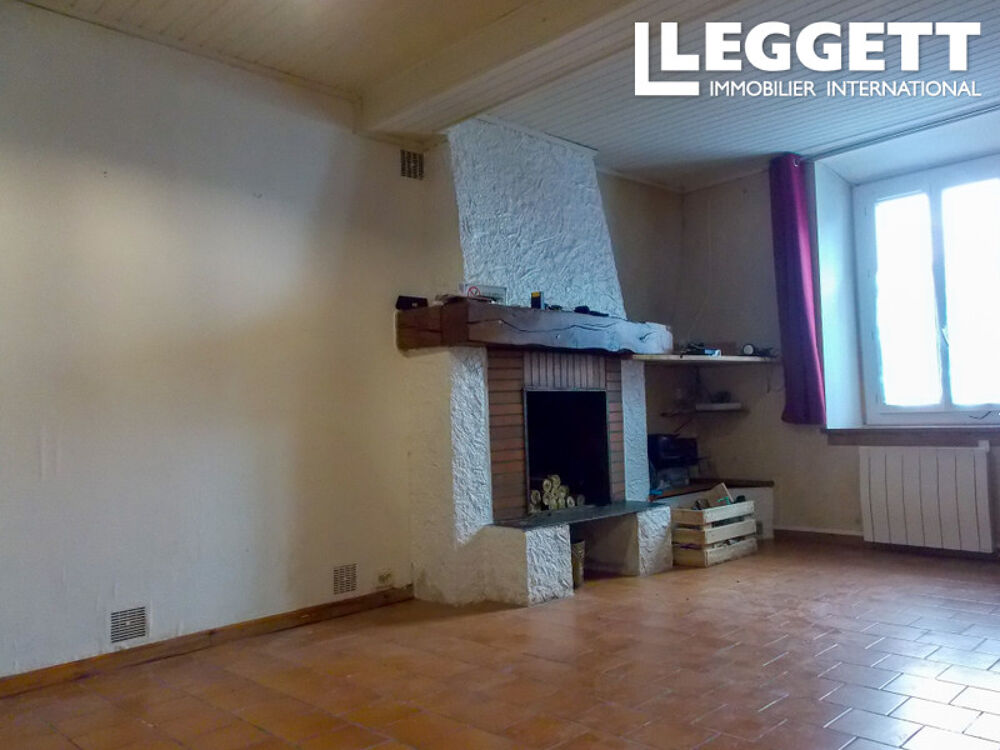 Centrally located townhouse configured as ground floor and first floor apartments in the centre of Quillan.
