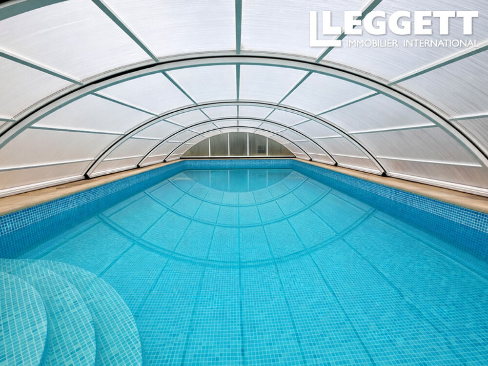 Maison charentaise avec 4 chambres, terrain, piscine et garage ,vue sur la campagne, pres de St Jean D'Angely.