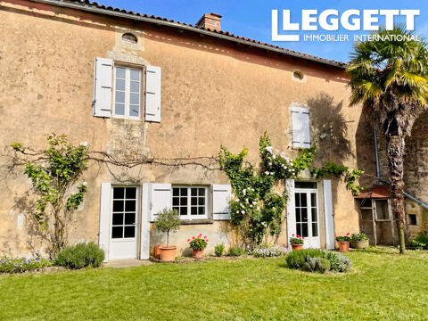   Maison avec grand potentiel avec des granges et jardin, pr�s de Ruffec, Charente avec des commodit�s locales. Maison - 9 pi�ce(s) - 184 m�