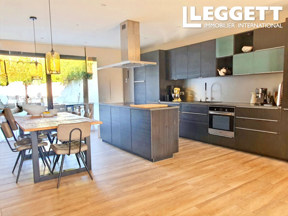 Vente Maison Magnifique maison en centre ville avec piscine, maison d?amis, jardin, garage et vue sur la Vallée de l'Eure. UzÈs