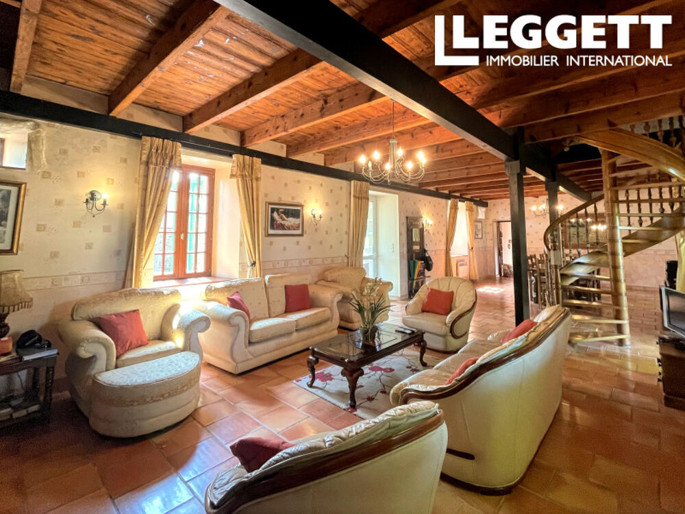 Proche de PONTRIEUX ? Superbe propriété de 5 chambres en pierre, avec dépendance et 10 882 m² de terrain