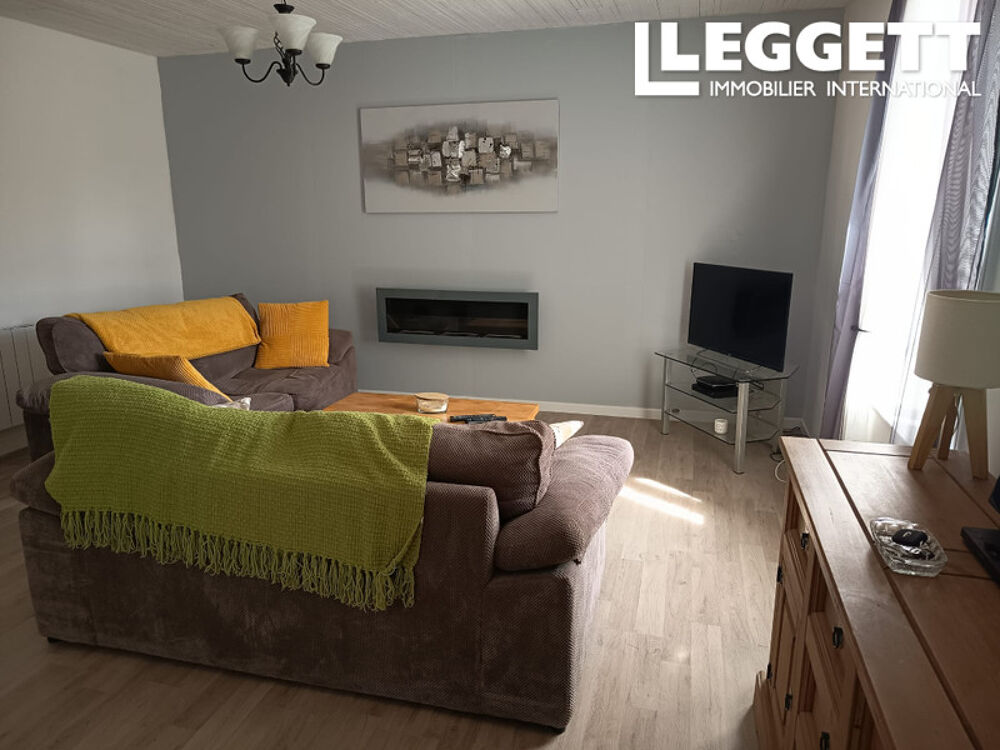 Un cottage récemment rénové se trouve dans un endroit calme et offre de belles vues sur la campagne.