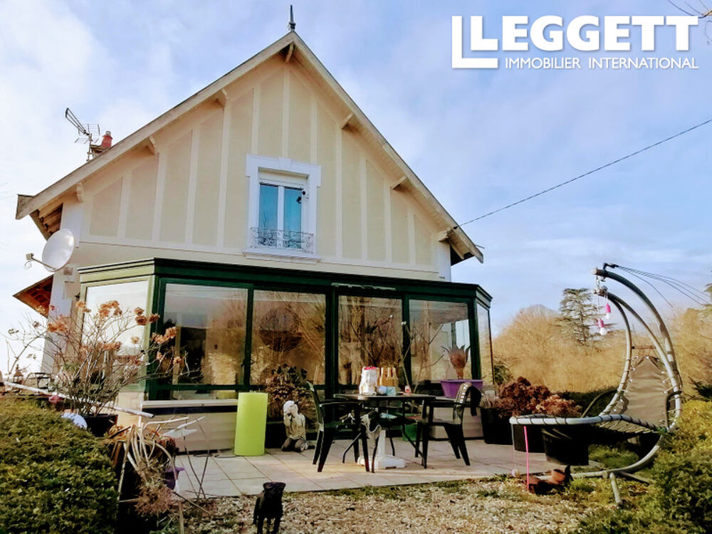Un bien pour la vie d'été parfaite! 1892m2 de jardin entourent cette maison de 3 chambres.