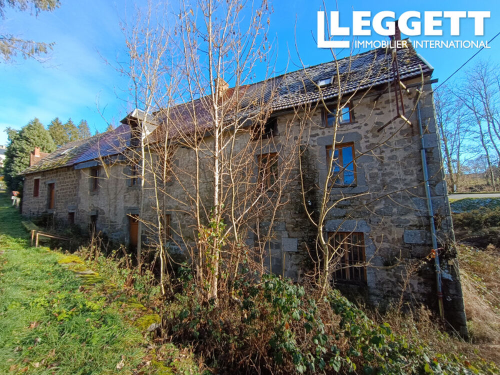 Belle propriété à rénover en bord de rivière, avec un grand jardin, située à la périphérie d'une jolie ville