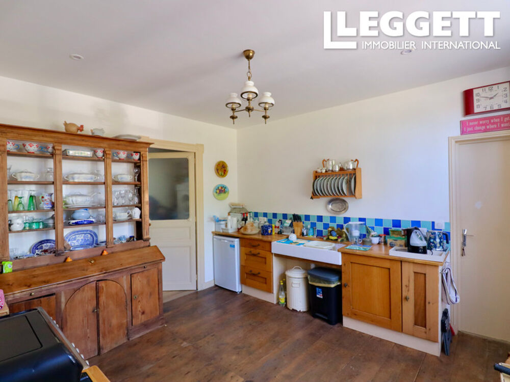 Charmante propriété du centre village avec jardin et piscine; garage attenant; proche des commerces.