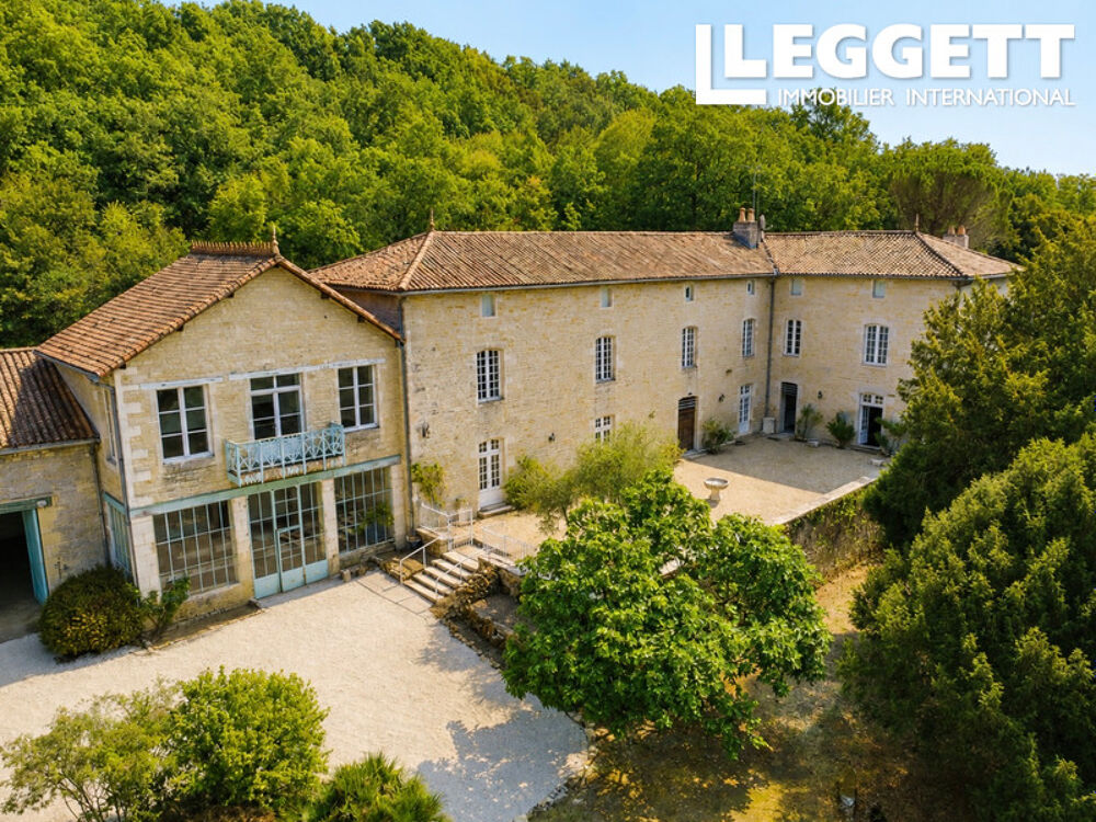 Exceptionnel logis du XVIII? siècle avec piscine, pigeonnier et 3,5 hectares de parc et de bois