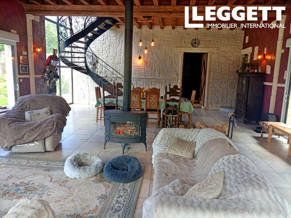 Vente Maison Propriété équestre sur presque 3 hectares, avec bois et ruisseau, maison de 4 chambres, grange et piscine. Mont-saint-jean