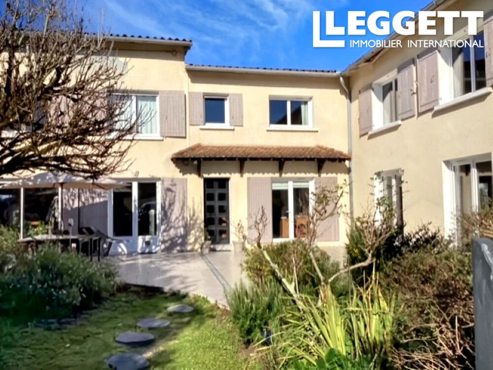 Spacieuse propriété mitoyenne aux portes de Chalais. 5 chambres, piscine, dépendances et terrain.