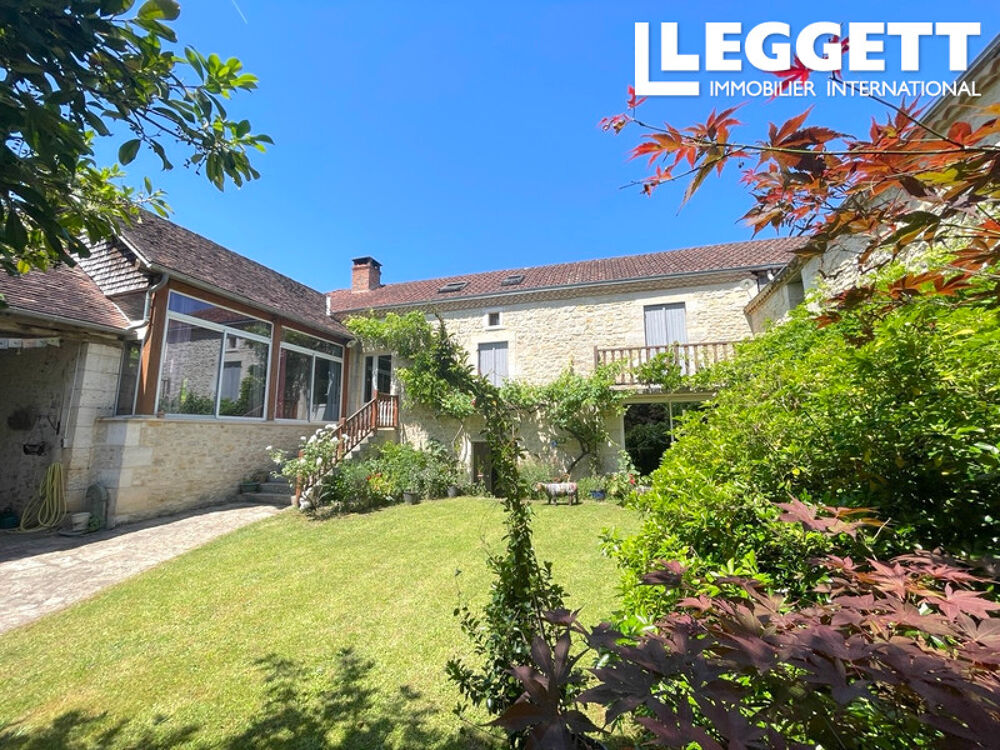 Vente Maison Charmante ferme rénovée avec grange, atelier, cour et située à proximité d'une petite rivière idyllique. Cubjac-auvÉzÈre-val d'ans