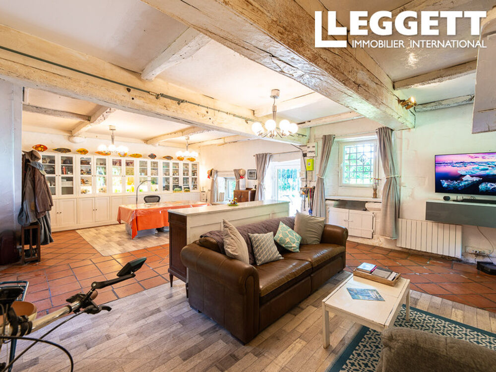 Cette maison du XVIe siècle avec 4 chambres est agrémentée d'un hectare de bois.