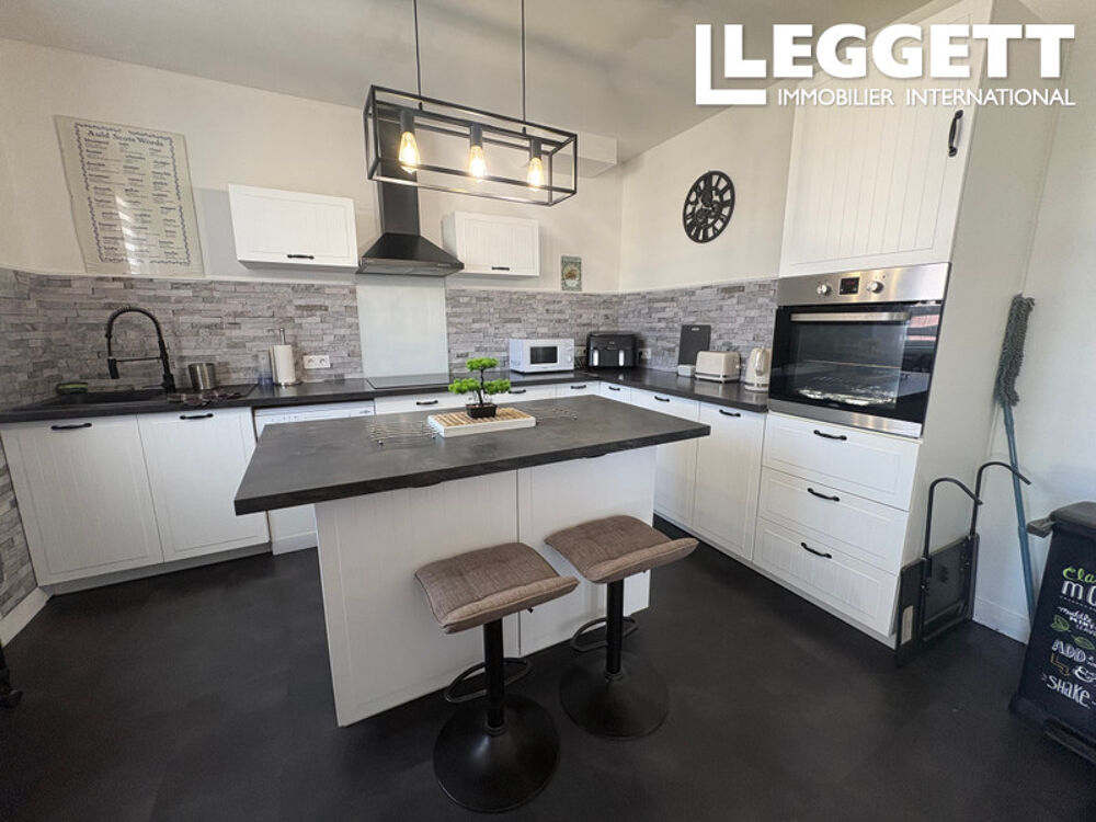 Vente Maison Grande maison individuelle de 4 chambres avec appartement au rez-de-chaussée, salle de jeux et atelier. Abjat-sur-bandiat