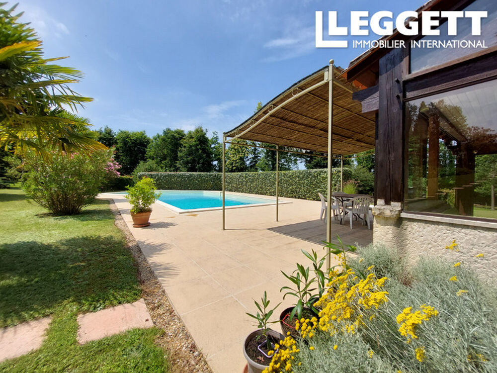 Vente Maison Spacieuse maison familiale avec 7 chambres, piscine et terrain, située au calme, à DIRAC, à 10km d' ANGOULEME. Dirac