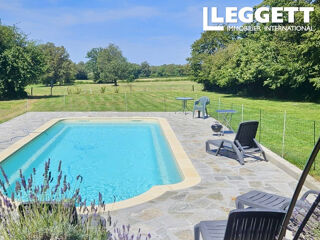 Vente Maison Grande ferme de caractère très spacieuse, quatre chambres, granges, piscine et grands jardins, vue sur la camp Bazelat