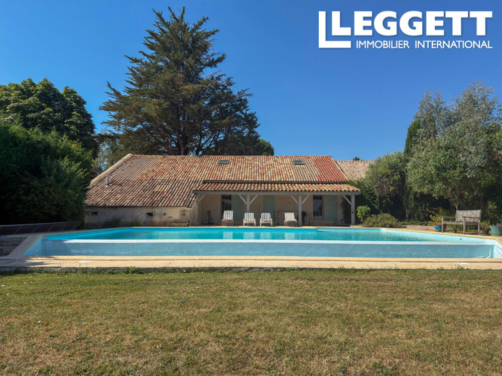 Maison au style raffiné offrant une vue imprenable, avec des gîtes et une piscine à débordement
