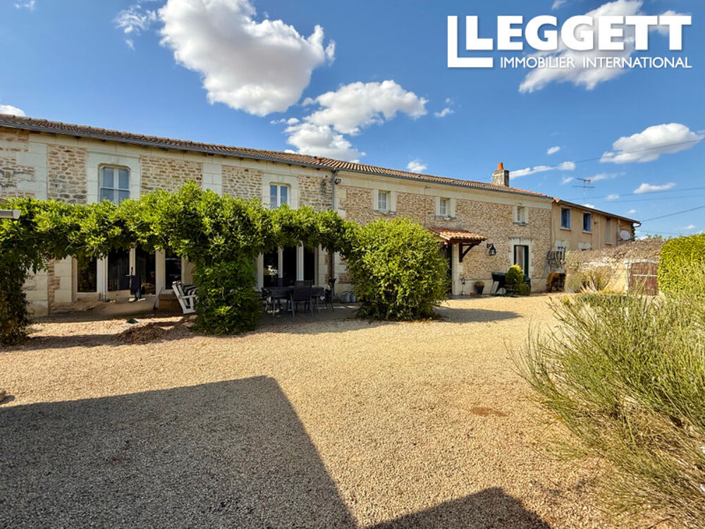 Vente Maison Maison en pierre de 230 m² avec grande piscine 5 chambres dont 1 de plain pied et 4 parentales, terrain clos. Pas-de-jeu