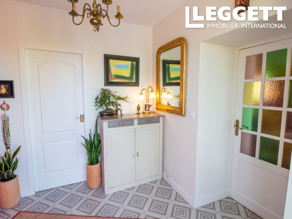 Une charmante maison de plain-pied avec deux chambres, deux salles de bains, des dépendances et un jardin près