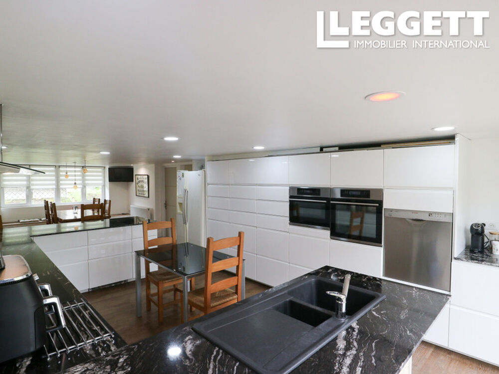 Vente Maison Une superbe maison de ville de 4 chambres  dans le quartier populaire de Montmorillon avec jardin Montmorillon