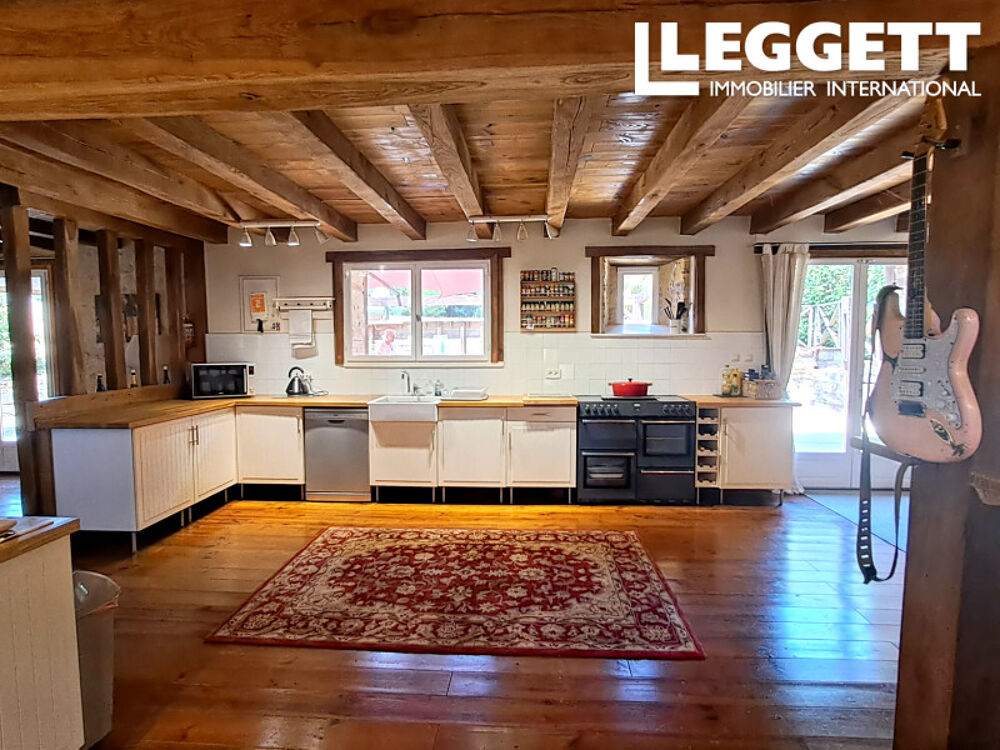 Superbe propriété de campagne avec 4 chambres, 3 salles de bain, grand jardin et piscine. Belles finitions !