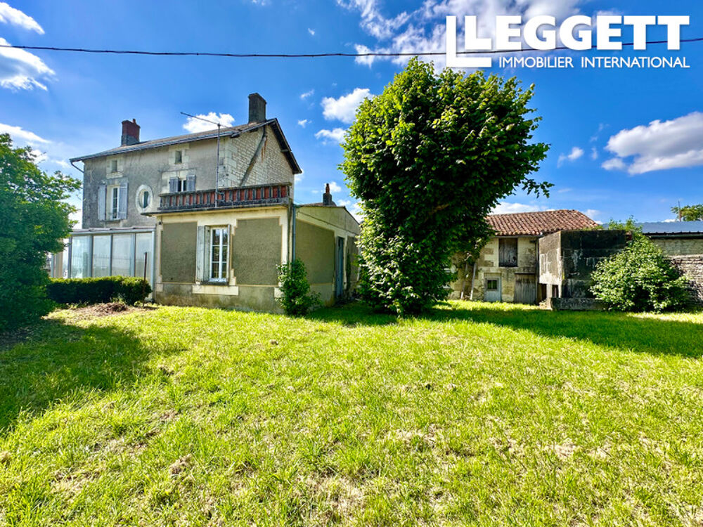 Vente Maison Dans hameau à 2 km des commodités, maison de Maître 130 m2 à rénover avec dépendances, terrain clos et 1,4 ha. DercÉ