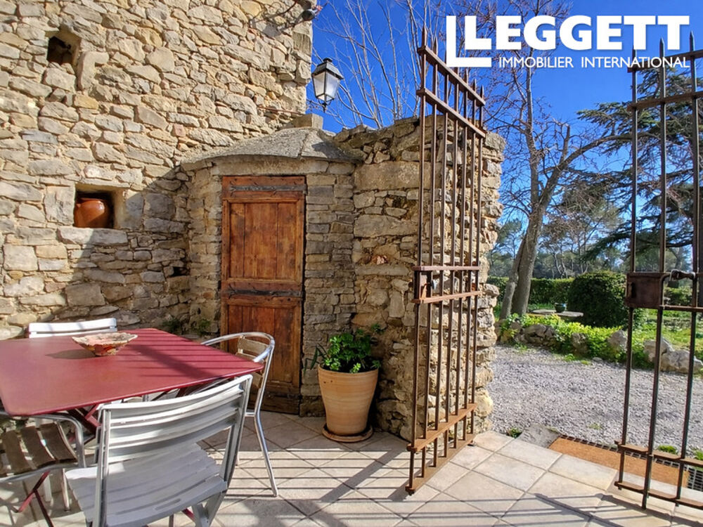 Domaine viticole 47 ha en bio, 26 ha AOC Minervois et La Livinière, mas 441 m², 5 logements, piscine