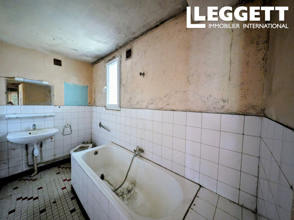 Vente Maison Maison de plain-pied à rénover avec dépendances et jardin proche commerces à Chevanceaux en Charente Maritime Chevanceaux